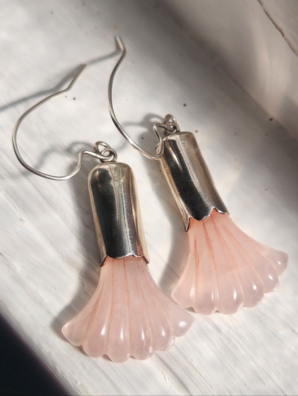 STERLING SILVER MID CENTURY CARVED ROSE QUARTZ FAN EARRINGS - Picture 5 of 8